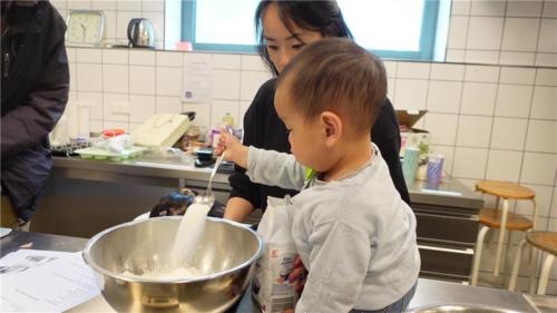 小小烘焙師在媽媽的指導下也參與做糕點