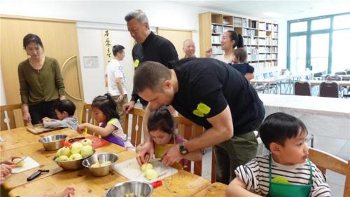 家長手把手教導孩子如何安全切蘋果