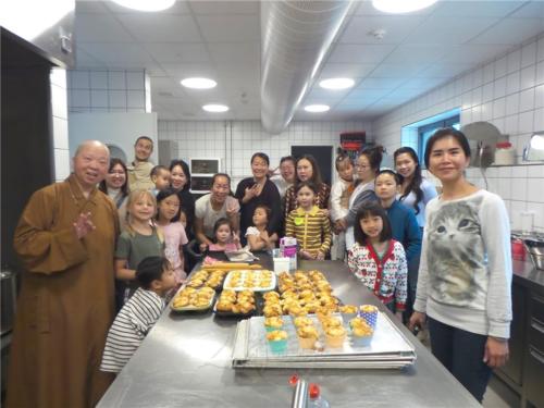 柏林佛光山舉辦親子烘焙活動，家長和小朋友與成品合影