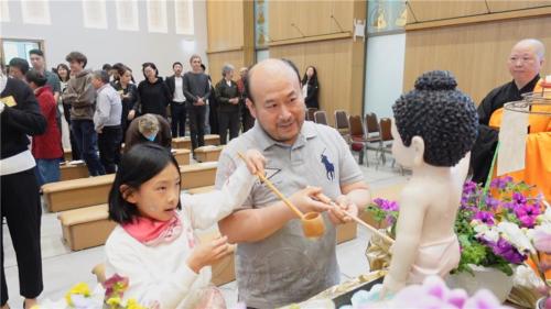 佛光人父女檔於柏林佛光山浴佛