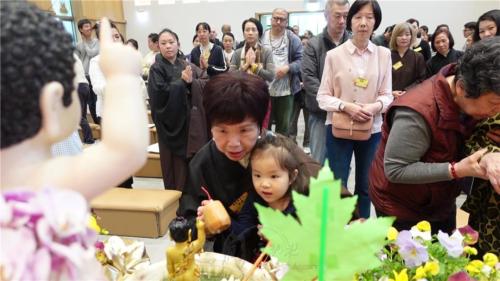 柏林協會陳玉華會長帶著孫女一起浴佛