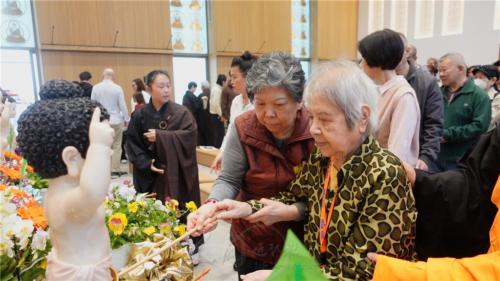 88歲的鍾麗華老菩薩虔誠於佛前浴佛