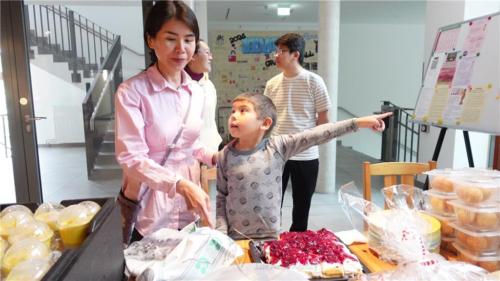 佛光人王榕帶著兒子一起義賣糕點