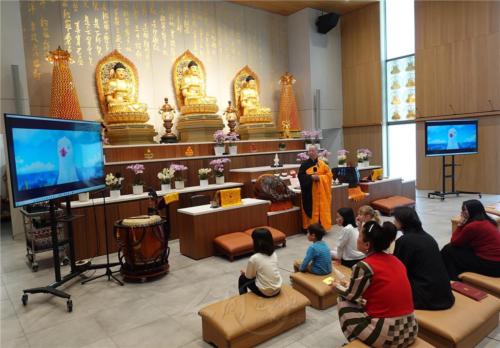 4位小朋友一起看三好動畫微電影《鳥與無人機》