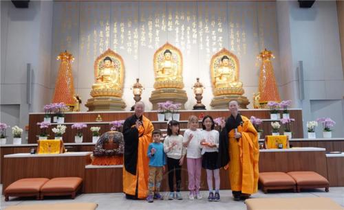 四位小朋友在柏林佛光山開始學習行三好
