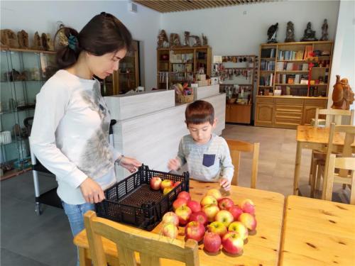 要做蘋果玫瑰小蛋糕當然要先數數需要幾顆蘋果