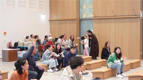 小朋友代表將母親節小糕點、卡片送給現場的媽媽們