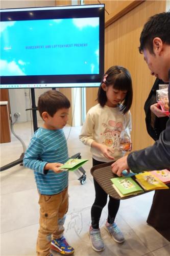 柏林青年協助小朋友將母親節卡片、糕點一一送給在場的媽媽