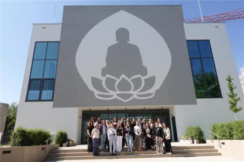 女教師們歡喜合影