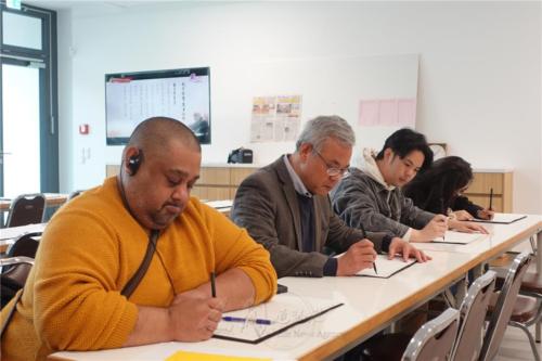 各國人士在柏林佛光山參與抄經修行