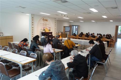 柏林佛光人在五觀堂屏氣凝神，認真抄經