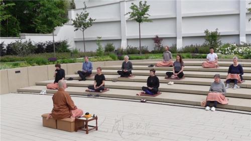 妙祥法師帶領德文組學員於柏林佛光山禪園中禪坐