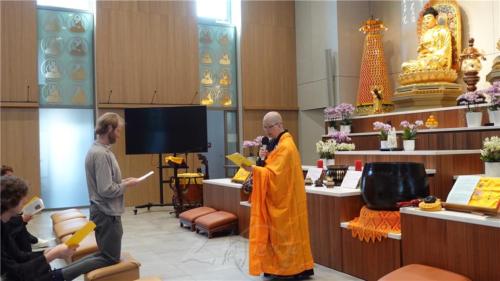 妙祥法師為來自荷蘭的學員Reinier舉行方便皈依，法名「以信」，象徵以信心作為修行根本