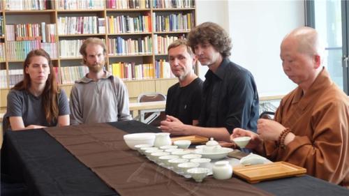 妙祥法師帶領德文組學員進行茶禪