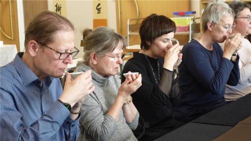 德文組學員由喝茶中體驗正念