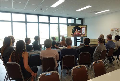 妙祥法師於茶禪前播放星雲大師有德文字幕的《佛法滿人間》-〈無所住〉