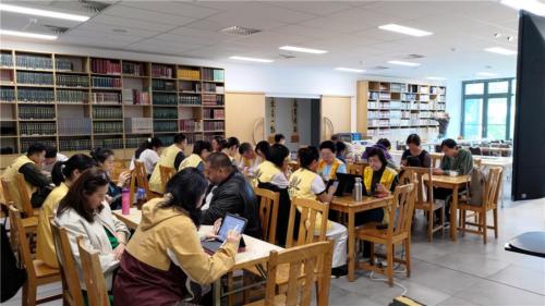 柏林佛光人各自專注於佛學會考中