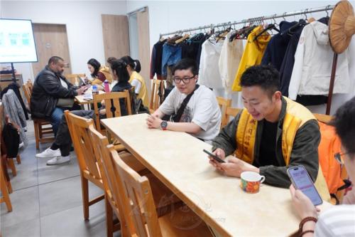 柏林佛光青年專注參加佛學會考中