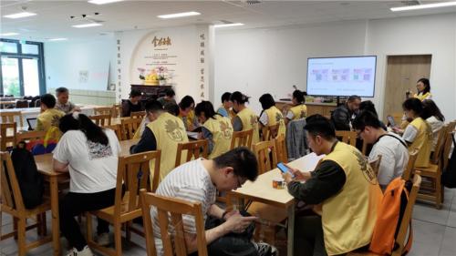 佛光人專注於各自的電子設備，得益於開卷考，大家神情專注及自在