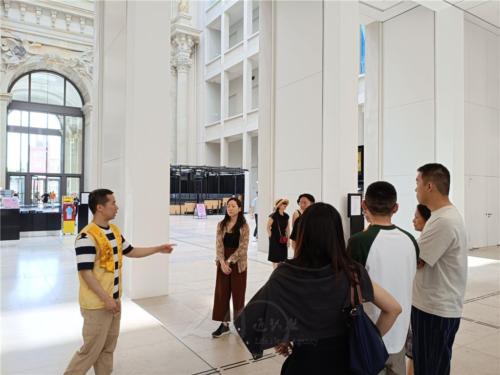 柏林人間佛教講座後，柏林協會副會長唐雪峰為青年導覽柏林洪堡論壇