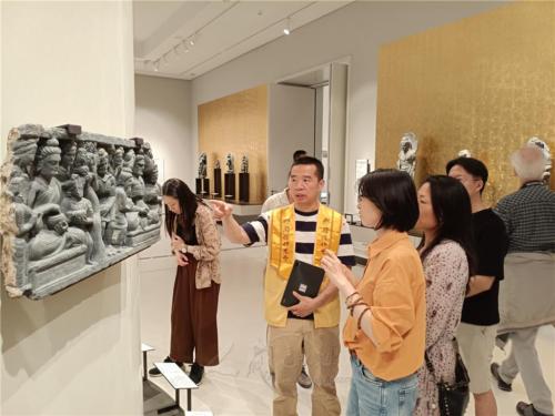 柏林協會副會長唐雪峰為青年導覽柏林洪堡論壇的佛像