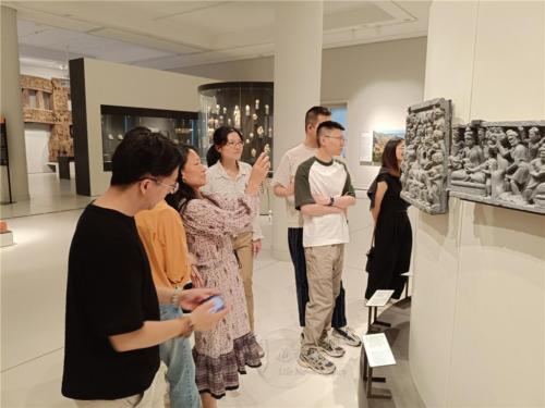 柏林青年參觀柏林洪堡論壇佛教造像