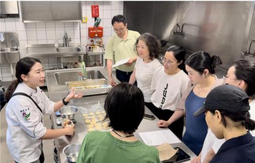 佛光大學蔬食系楊雅筑同學為大家說明油皮與油酥的特性