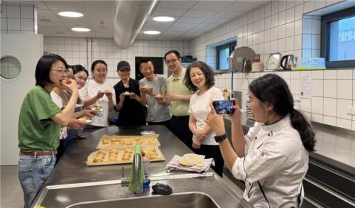 參與柏林蔬食工作坊的學員們歡喜品嚐蘿蔔絲酥餅