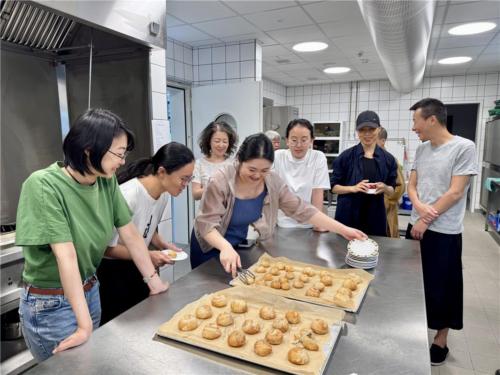 日本青年熊谷惠歡喜品嚐剛出爐的蘿蔔絲酥餅