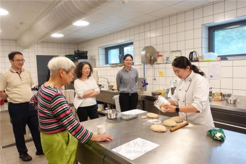 佛光大學蔬食系學生楊雅筑為柏林道場義工示範沒有土豆的「土豆麵包」