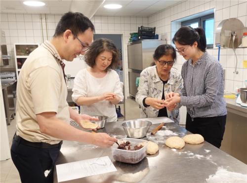 柏林青年義工徐曉偲（右1）與母親（右2）一起參與製作「土豆麵包」