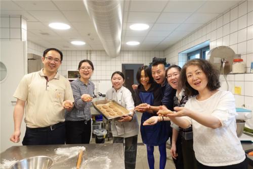 柏林佛光山義工開心學習及完成「土豆麵包」