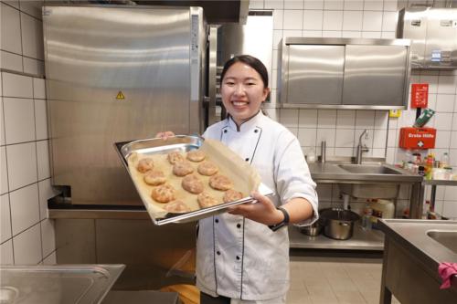 佛光大學蔬食系學生楊雅筑示範製作土豆麵包