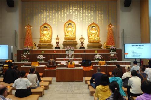 德國老年專業護理師劉淑芳，為百餘位柏林中德人士分享「德國養老護理須知」