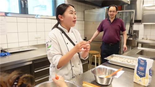 佛光大學蔬食系楊雅筑同學說明製作流程