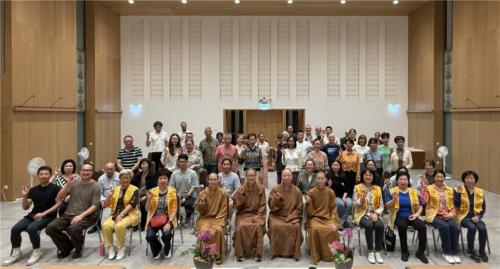 講座結束後，大眾與法師合影留念，法喜充滿