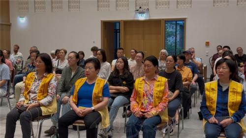 佛光人認真聆聽妙光法師講解《十住經》的內容