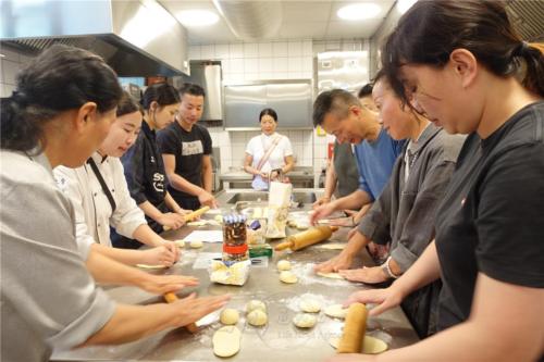 柏林蔬食工作坊，義工及青年們開始將麵糰擀成長麵片