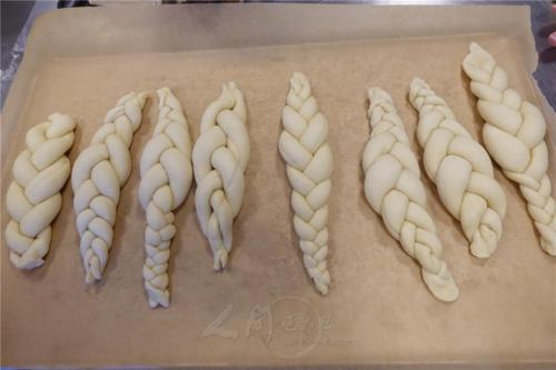 柏林佛光山義工們捲出「各有特色」的墨西哥辮子麵包