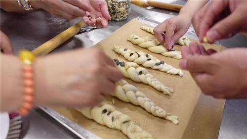 大家為墨西哥辮子麵包加上營養堅果