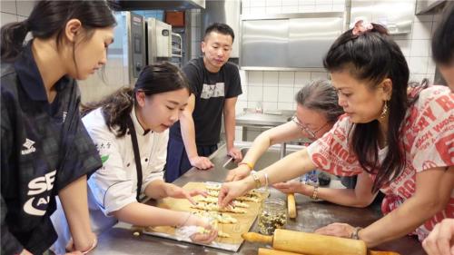 佛光大學蔬食系學生楊雅筑示範在麵包上擠上新鮮調配的墨西哥醬