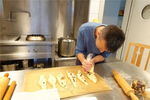 柏林佛光山義工在編好「辮子」的麵包上擠上墨西哥醬