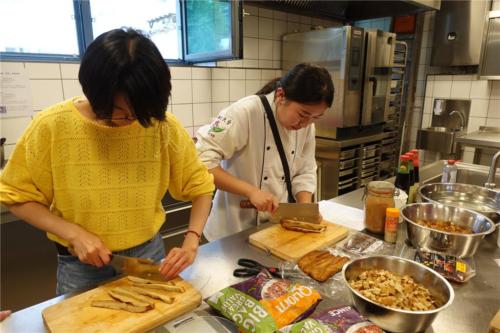 楊雅筑同學（右）帶領先切配料