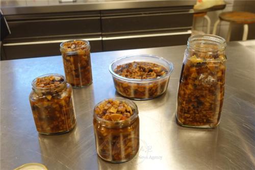 法師提供玻璃瓶給大家裝盛桃膠素肉燥回家