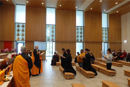 住持妙祥法師、監寺永超法師為發心皈依者說明皈依程序及跪拜等注意事項