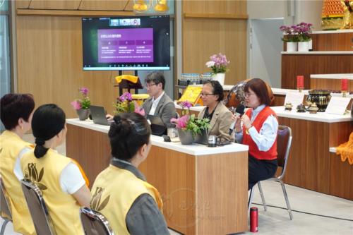 歐洲弘法史田調學者陳登翔博士（左起）、鄭維儀副教授、邱子倫博士，在柏林佛光山進行分享