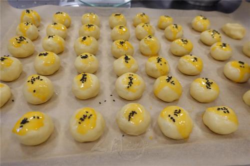 油光滿滿色澤均勻的鳳梨酥出爐了