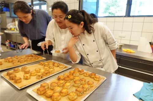 楊雅筑指導製作廣式月餅