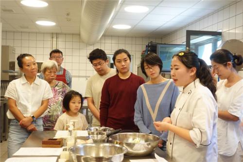 大家聆聽楊雅筑傳授做月餅的技巧