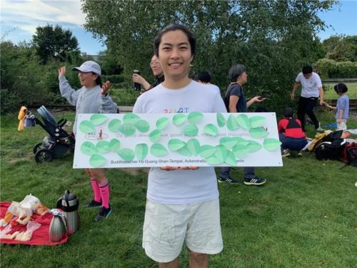 柏林不少有心人，很快又填滿一張三好板